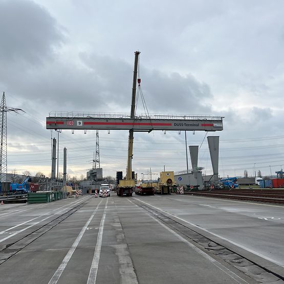 2025 Köln Kran 9 Montage Querträger